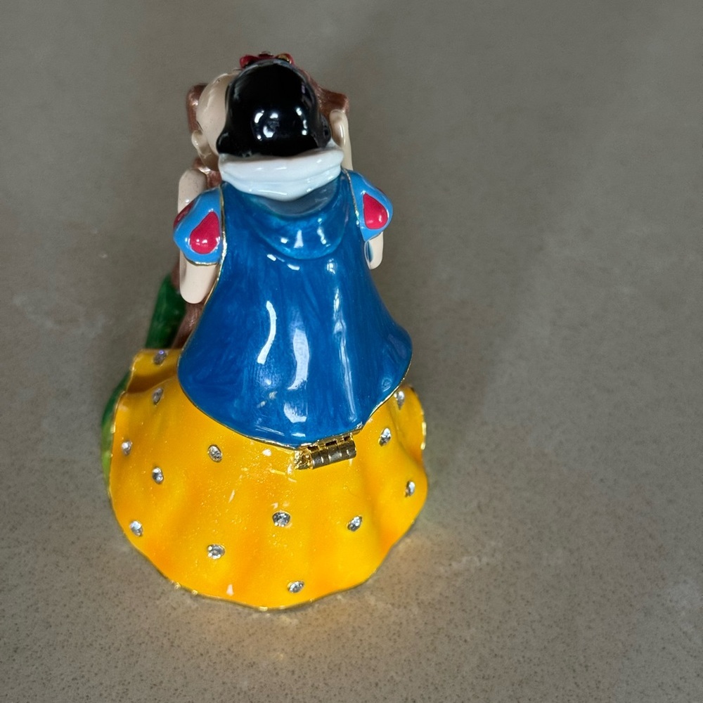 RARE Disney Collectible Snow White Kissing Dopey (standing on stool). Pristine - Picture 8 of 10
